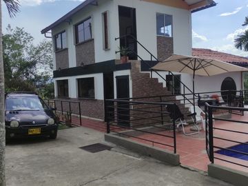 CABAÑA EN VENTA EN EL KM47 VIA MANIZALES A MEDELLIN