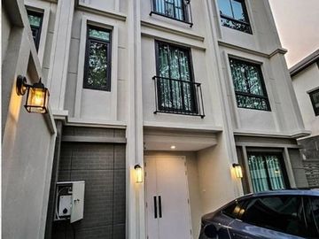 3-story Pool Villa in English Colonial Style with Doi Suthep View, Chiang Mai