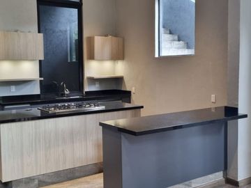 CASA MODERNA EN VENTA, CON VISTA AL BOSQUE
