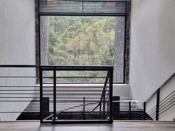CASA MODERNA EN VENTA, CON VISTA AL BOSQUE