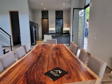 CASA MODERNA EN VENTA, CON VISTA AL BOSQUE