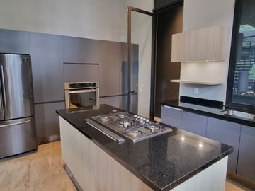 CASA MODERNA EN VENTA, CON VISTA AL BOSQUE