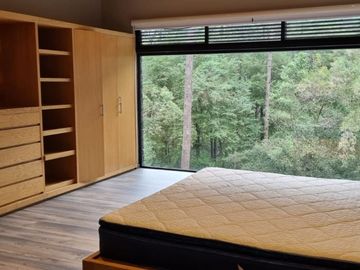 CASA MODERNA EN VENTA, CON VISTA AL BOSQUE