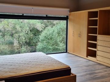 CASA MODERNA EN VENTA, CON VISTA AL BOSQUE
