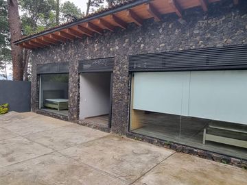 CASA MODERNA EN VENTA, CON VISTA AL BOSQUE