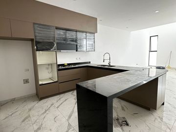 venta casa 4 RECAMARAS  Nueva al Norte de AGS zona Calicantos en coto bosque Real recamara en planta baja sala doble altura y 3 recamaras