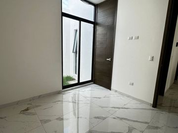 venta casa 4 RECAMARAS  Nueva al Norte de AGS zona Calicantos en coto bosque Real recamara en planta baja sala doble altura y 3 recamaras