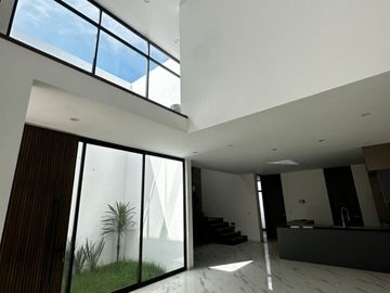 venta casa 4 RECAMARAS  Nueva al Norte de AGS zona Calicantos en coto bosque Real recamara en planta baja sala doble altura y 3 recamaras