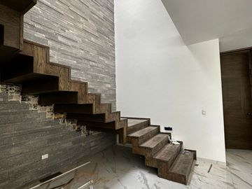 venta casa 4 RECAMARAS  Nueva al Norte de AGS zona Calicantos en coto bosque Real recamara en planta baja sala doble altura y 3 recamaras