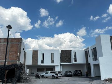 venta casa 4 RECAMARAS  Nueva al Norte de AGS zona Calicantos en coto bosque Real recamara en planta baja sala doble altura y 3 recamaras