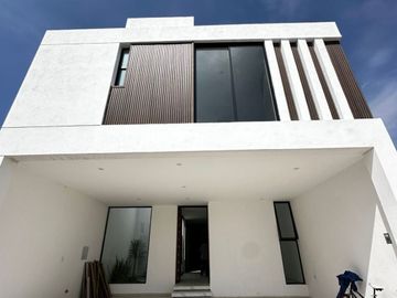 venta casa 4 RECAMARAS  Nueva al Norte de AGS zona Calicantos en coto bosque Real recamara en planta baja sala doble altura y 3 recamaras