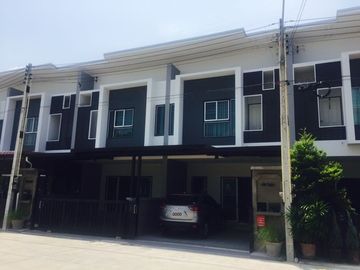 TOWN HOME in Chonburi locate right at park front