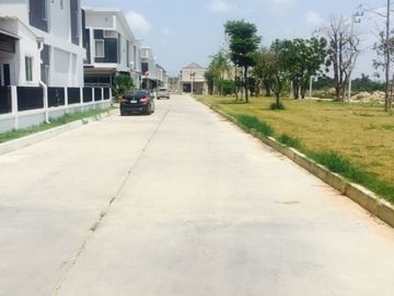 TOWN HOME in Chonburi locate right at park front