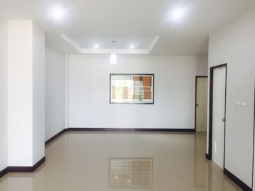 TOWN HOME in Chonburi locate right at park front