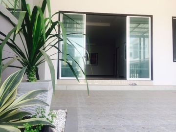 TOWN HOME in Chonburi locate right at park front