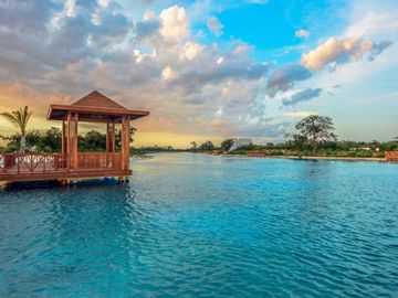 Departamento con vista al campo de golf y lago, en Yucatan Country Club, venta Mérida.