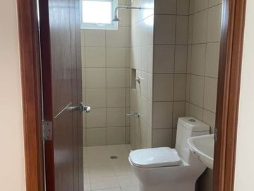 FOR SALE 3 BEDROOM W/ BALCONY & PARKING AT PALM BEACH WEST