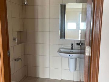FOR SALE 3 BEDROOM W/ BALCONY & PARKING AT PALM BEACH WEST