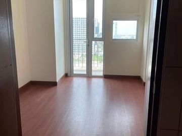 FOR SALE 3 BEDROOM W/ BALCONY & PARKING AT PALM BEACH WEST