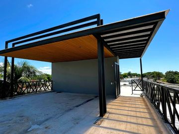 Casa moderna con oficina rooftop y bodega