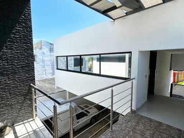 Casa moderna con oficina rooftop y bodega