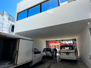 Casa moderna con oficina rooftop y bodega