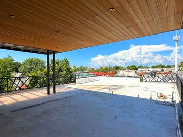 Casa moderna con oficina rooftop y bodega