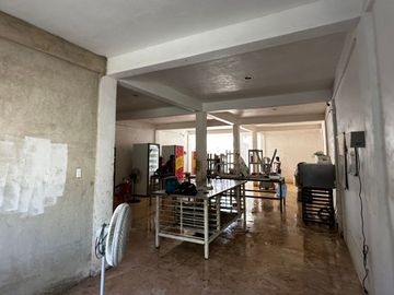 Casa moderna con oficina rooftop y bodega