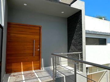 Casa moderna con oficina rooftop y bodega
