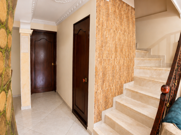 Casa en Venta en Piedecuesta
Área del lote: 54 m²
Área construida: 162 m²
Estrato 4

Características