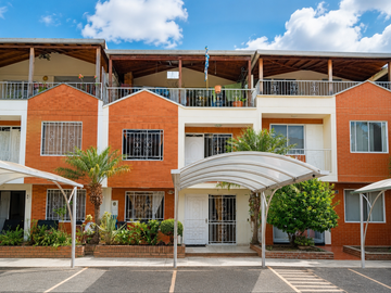 Casa en Venta en Piedecuesta
Área del lote: 54 m²
Área construida: 162 m²
Estrato 4

Características