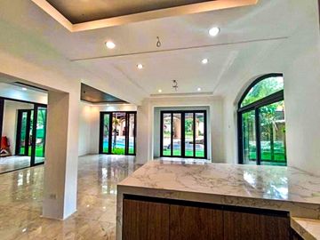 LUXURIOUS 2-STOREY, 6-BEDROOM HOUSE WITH POOL & GARDEN FOR SALE IN PORTOFINO HEIGHTS