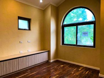 LUXURIOUS 2-STOREY, 6-BEDROOM HOUSE WITH POOL & GARDEN FOR SALE IN PORTOFINO HEIGHTS
