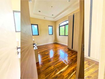 LUXURIOUS 2-STOREY, 6-BEDROOM HOUSE WITH POOL & GARDEN FOR SALE IN PORTOFINO HEIGHTS