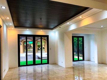 LUXURIOUS 2-STOREY, 6-BEDROOM HOUSE WITH POOL & GARDEN FOR SALE IN PORTOFINO HEIGHTS