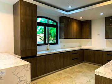 LUXURIOUS 2-STOREY, 6-BEDROOM HOUSE WITH POOL & GARDEN FOR SALE IN PORTOFINO HEIGHTS