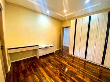 LUXURIOUS 2-STOREY, 6-BEDROOM HOUSE WITH POOL & GARDEN FOR SALE IN PORTOFINO HEIGHTS