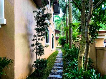 LUXURIOUS 2-STOREY, 6-BEDROOM HOUSE WITH POOL & GARDEN FOR SALE IN PORTOFINO HEIGHTS