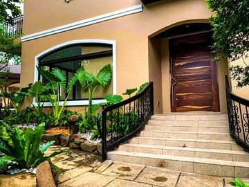 LUXURIOUS 2-STOREY, 6-BEDROOM HOUSE WITH POOL & GARDEN FOR SALE IN PORTOFINO HEIGHTS