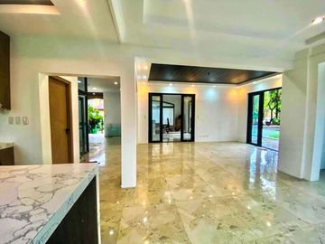 LUXURIOUS 2-STOREY, 6-BEDROOM HOUSE WITH POOL & GARDEN FOR SALE IN PORTOFINO HEIGHTS