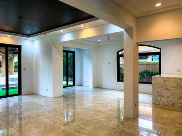 LUXURIOUS 2-STOREY, 6-BEDROOM HOUSE WITH POOL & GARDEN FOR SALE IN PORTOFINO HEIGHTS