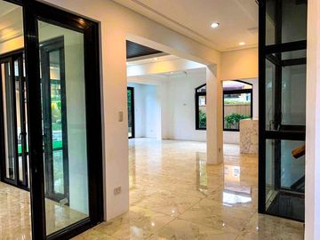 LUXURIOUS 2-STOREY, 6-BEDROOM HOUSE WITH POOL & GARDEN FOR SALE IN PORTOFINO HEIGHTS