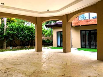 LUXURIOUS 2-STOREY, 6-BEDROOM HOUSE WITH POOL & GARDEN FOR SALE IN PORTOFINO HEIGHTS