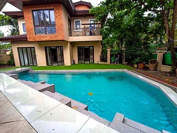 LUXURIOUS 2-STOREY, 6-BEDROOM HOUSE WITH POOL & GARDEN FOR SALE IN PORTOFINO HEIGHTS