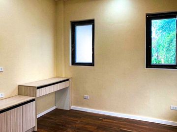 LUXURIOUS 2-STOREY, 6-BEDROOM HOUSE WITH POOL & GARDEN FOR SALE IN PORTOFINO HEIGHTS