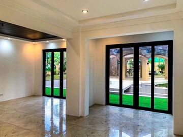LUXURIOUS 2-STOREY, 6-BEDROOM HOUSE WITH POOL & GARDEN FOR SALE IN PORTOFINO HEIGHTS