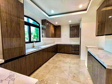 LUXURIOUS 2-STOREY, 6-BEDROOM HOUSE WITH POOL & GARDEN FOR SALE IN PORTOFINO HEIGHTS