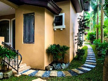 LUXURIOUS 2-STOREY, 6-BEDROOM HOUSE WITH POOL & GARDEN FOR SALE IN PORTOFINO HEIGHTS