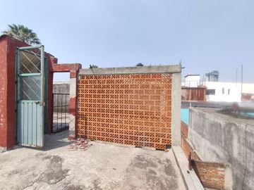 Casa a 1 calle del centro expositor y monumetntos de los fuertes, excelente ubicación con porton automatico, calle cerrada