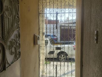Casa a 1 calle del centro expositor y monumetntos de los fuertes, excelente ubicación con porton automatico, calle cerrada